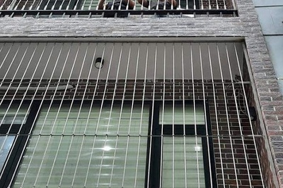 Nên lắp đặt Khung sắt bảo vệ ban công hay Lưới an toàn ban công