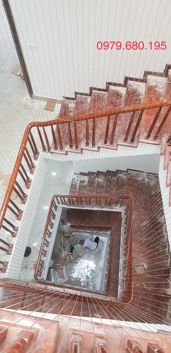 Lắp đặt lưới an toàn cầu thang Hòa Phát