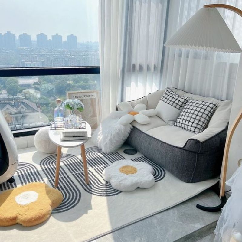 Trang trí ban công chung cư bằng gối và ghế sofa