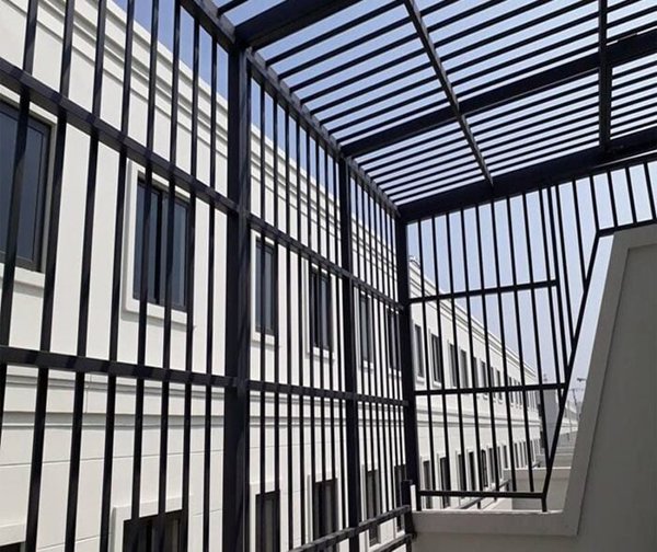 Chuồng cọp ban công