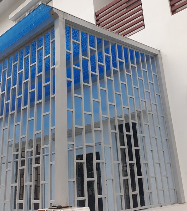 Khung sắt bảo vệ ban công