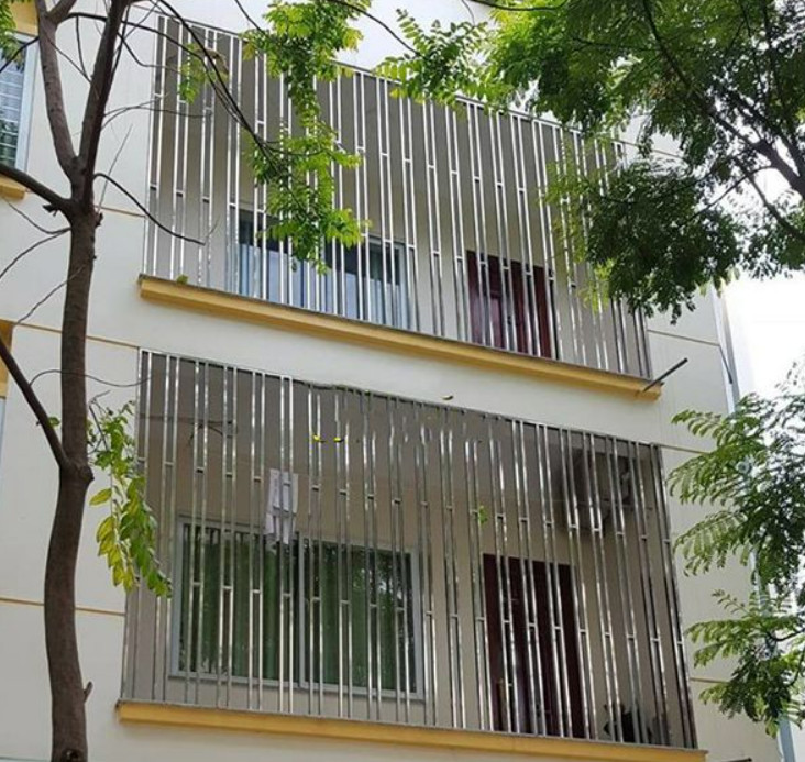 Lắp đặt khung sắt bảo vệ ban công