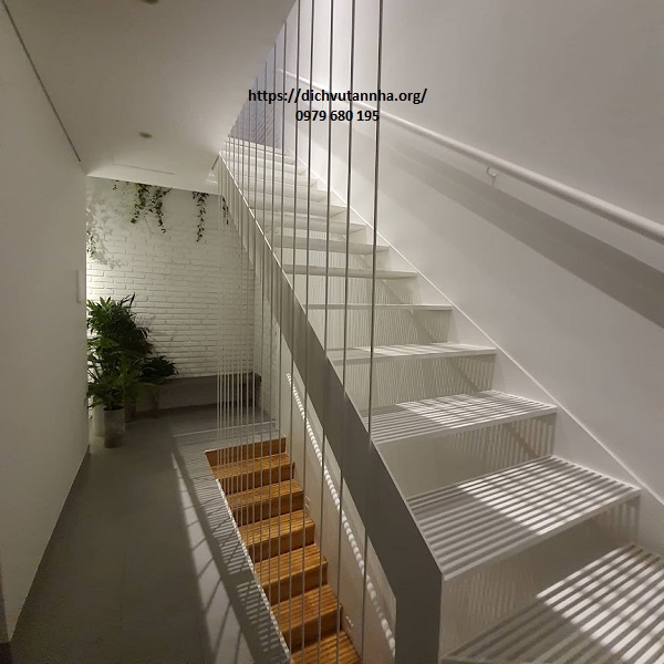 Cầu thang dây cáp bảo vệ an toàn cho người dùng khi di chuyển lên xuống cầu thang