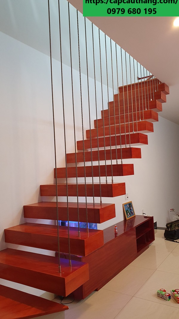 Cáp inox kết hợp bậc cầu thang gỗ, dây cáp căng dọc tạo thành các đường thẳng tối giản.