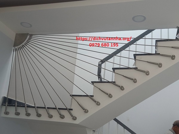 Cáp cầu thang bậc chiếu nghỉ hở