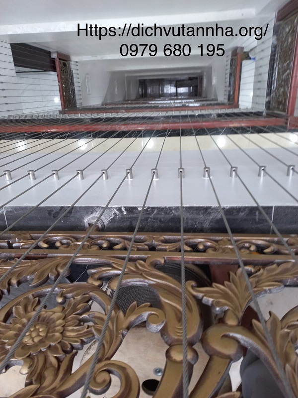 Cáp cầu thang kết hợp tay vịn gỗ tạo độ an toàn cao