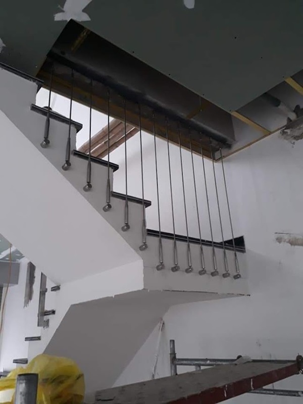 Cáp cầu thang bậc chiếu nghỉ