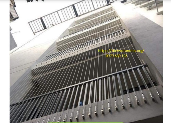 Cáp inox kết hợp tay vịn gỗ màu nâu trầm, dây cáp căng dọc tạo thành các đường thẳng tối giản