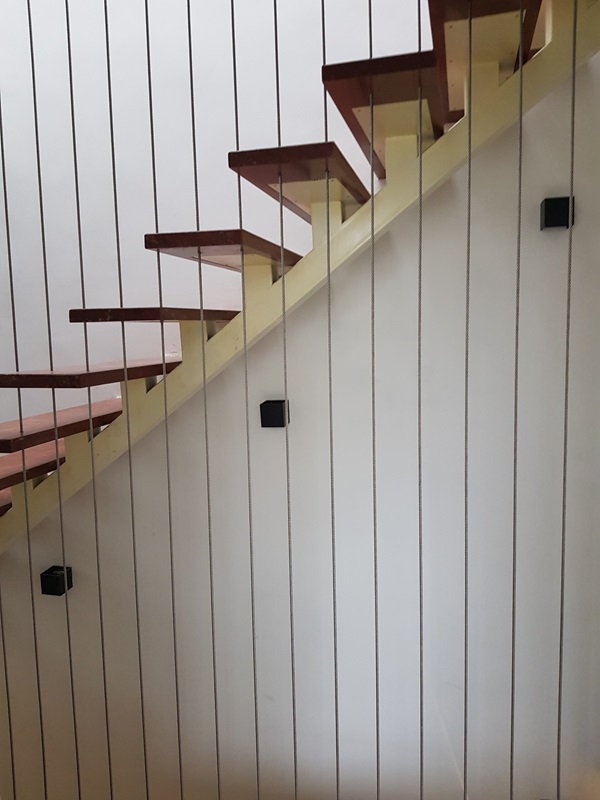 Cáp an toàn cầu thang