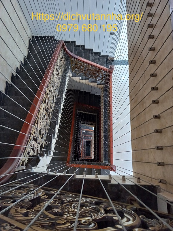 Mẫu cáp cầu thang kết hợp lan can tay vịn gỗ